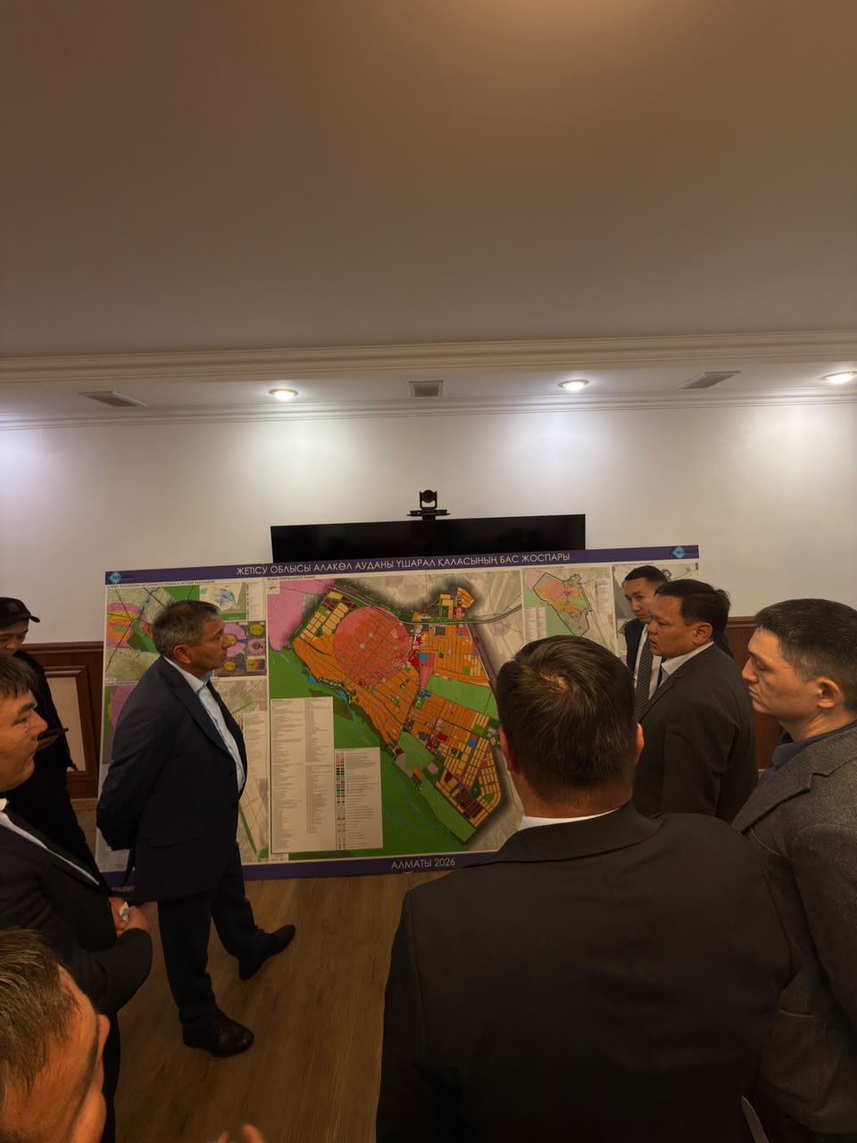 07 октября 2026 года в здании акимата Алакольского района состоялось совещание с участием акима района и ответственных структурных подразделений акимата по вопросу обсуждения хода работ по разработке градостроительного проекта города Ушарал и села Кольбай..