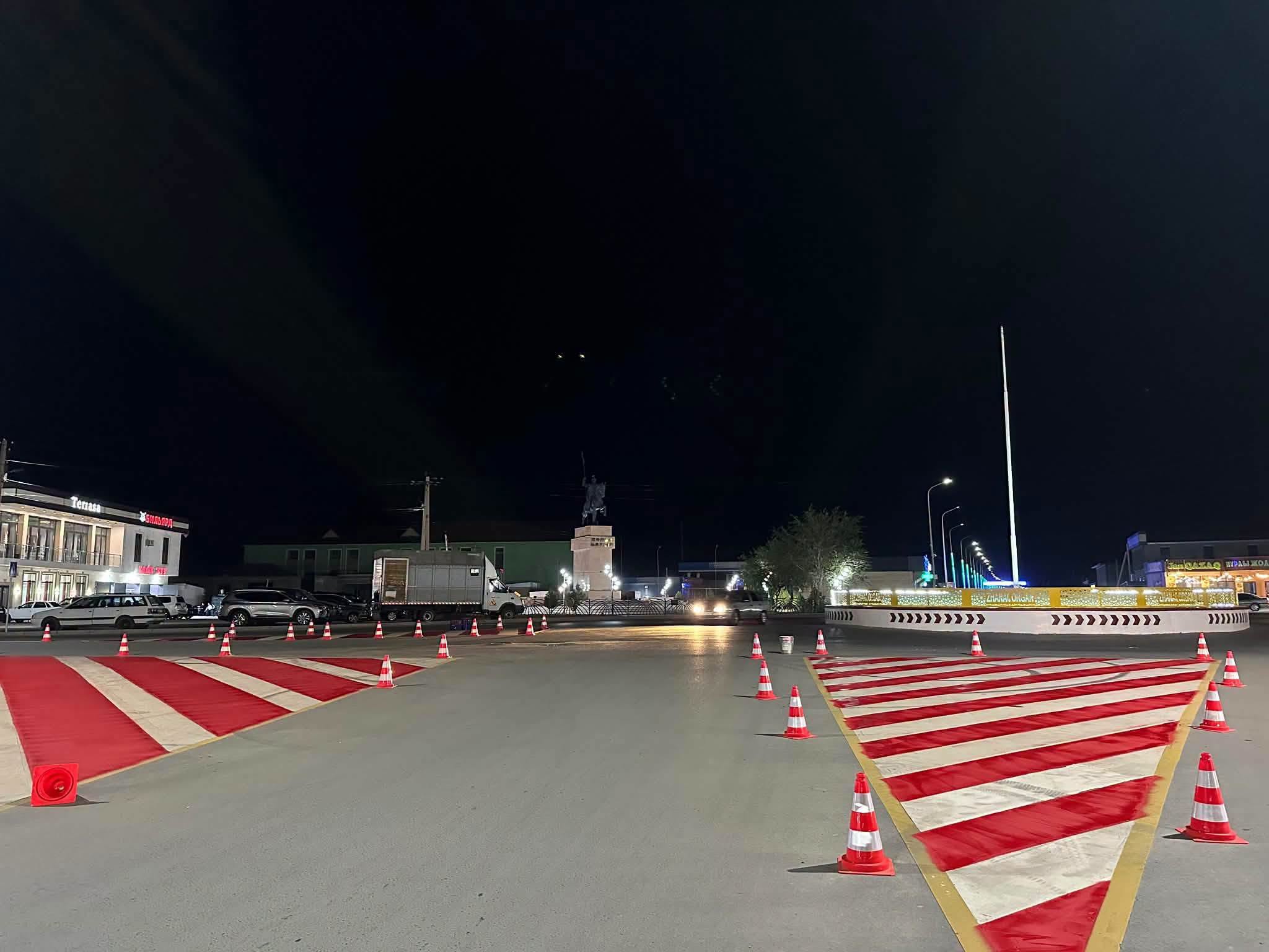 В поселке Жанакорган обновляются дорожные знаки.