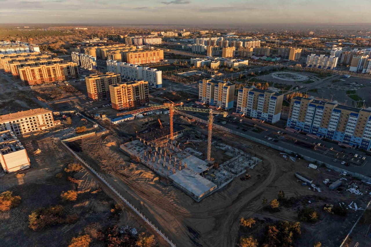 В Семее строят школу BINOM на 1400 ученических мест с современными лабораториями и образовательными пространствами