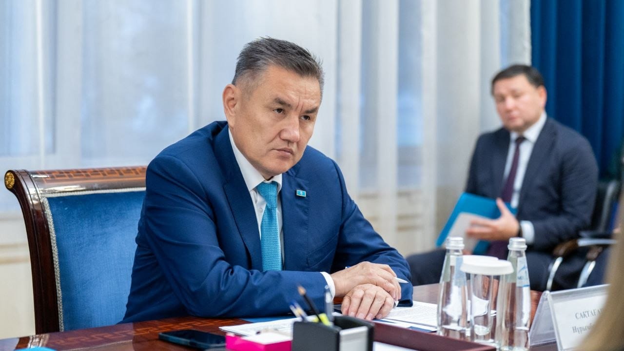 Вопросы состояния дорог и развития ресторанного бизнеса: аким ВКО провел прием граждан