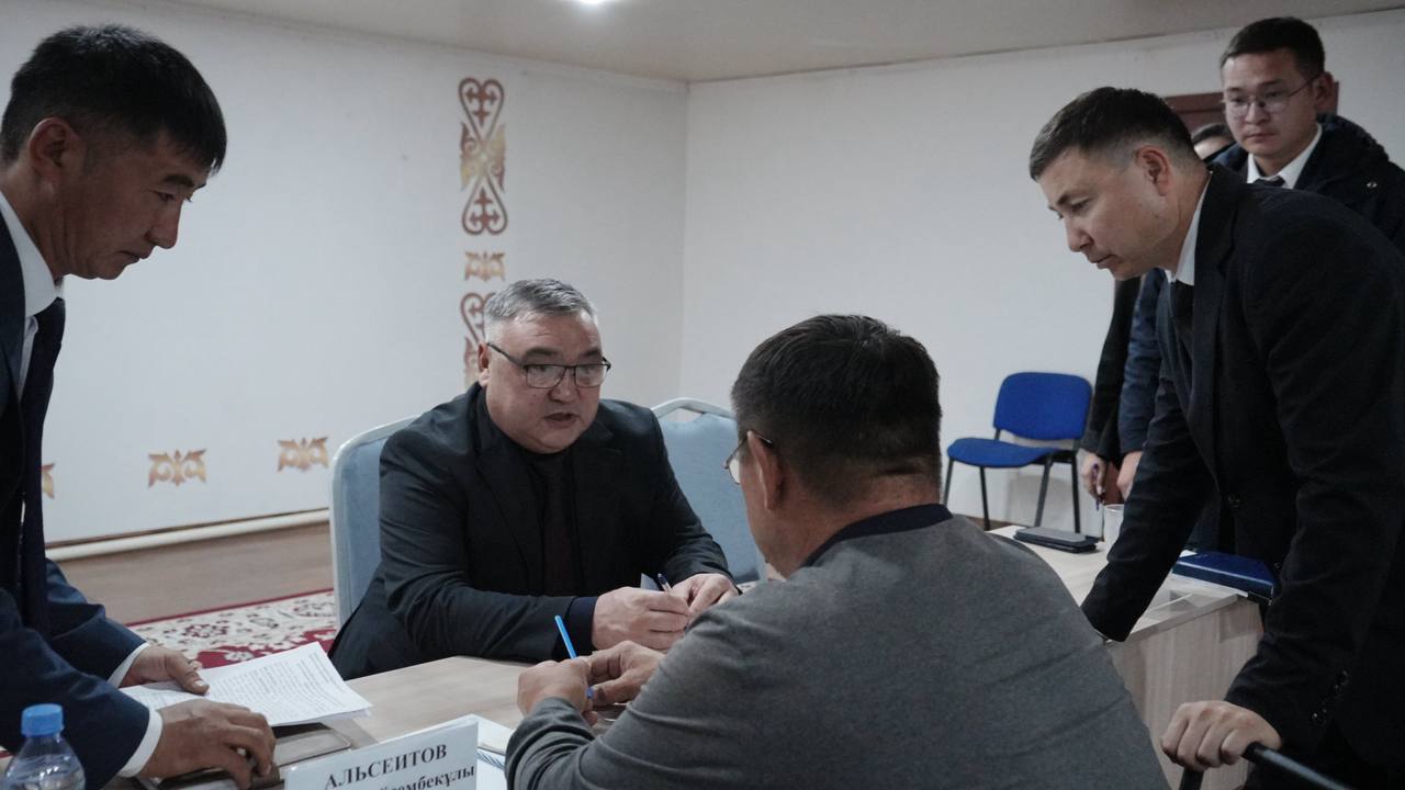 В селе Акбулак состоялась отчетная встреча акима района с населением.