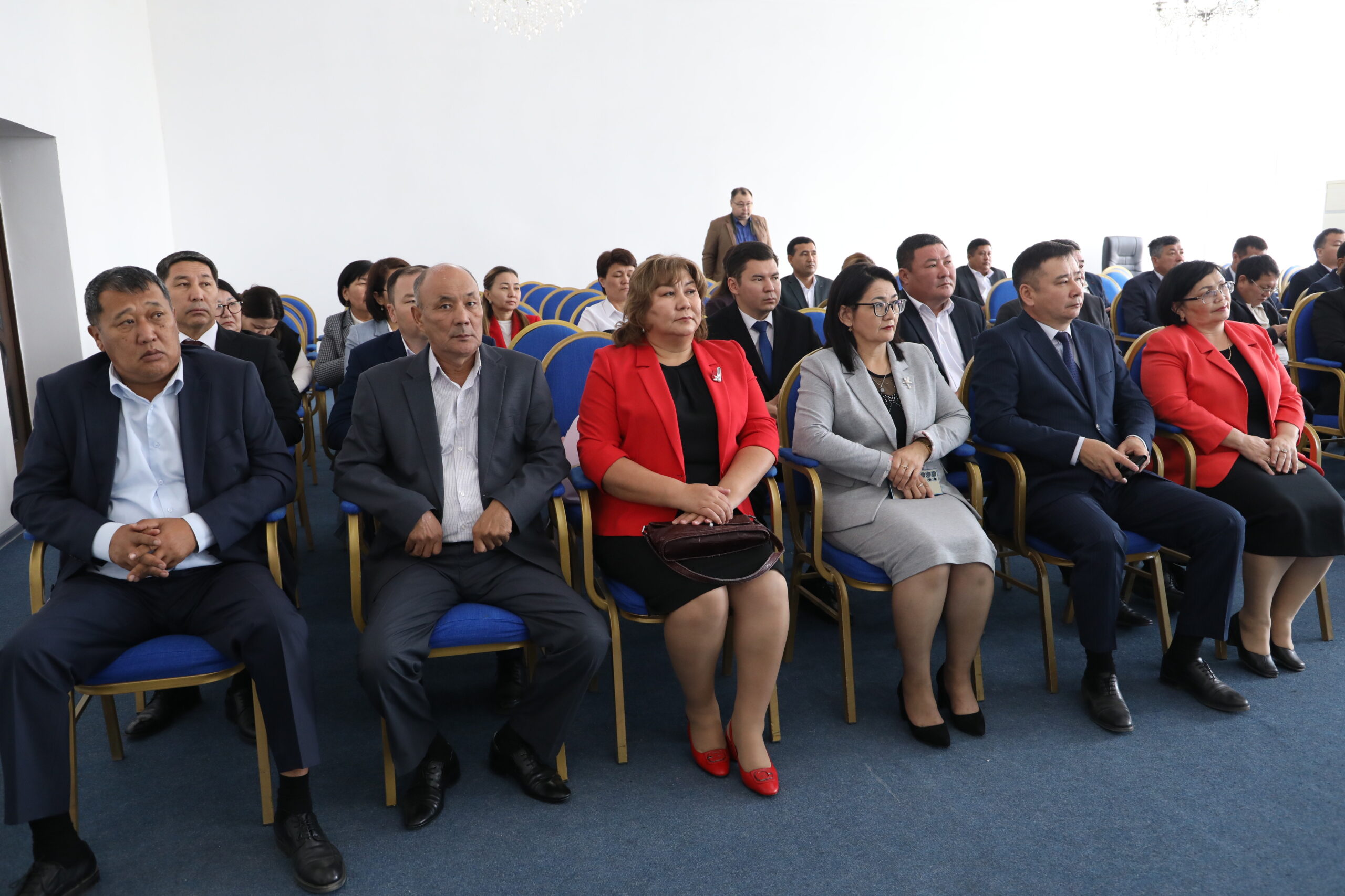 ДЕПУТАТАМ МАСЛИХАТА ОКАЗАЛИ ПОЧЁТ