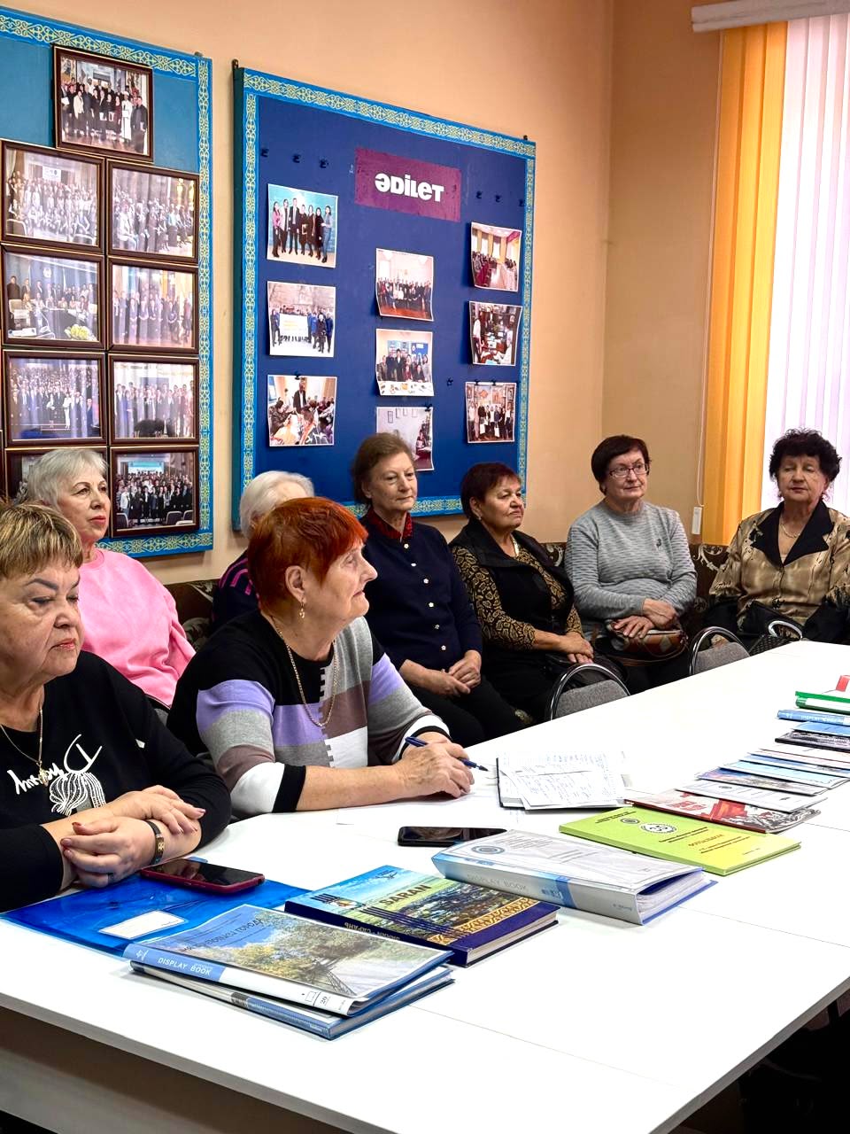 Сегодня, 12 октября 2026 года, в совете ветеранов города Сарани состоялась важная встреча специалиста ГУ «Отдел занятости и социальных программ города Сарани» с местными ветеранами труда