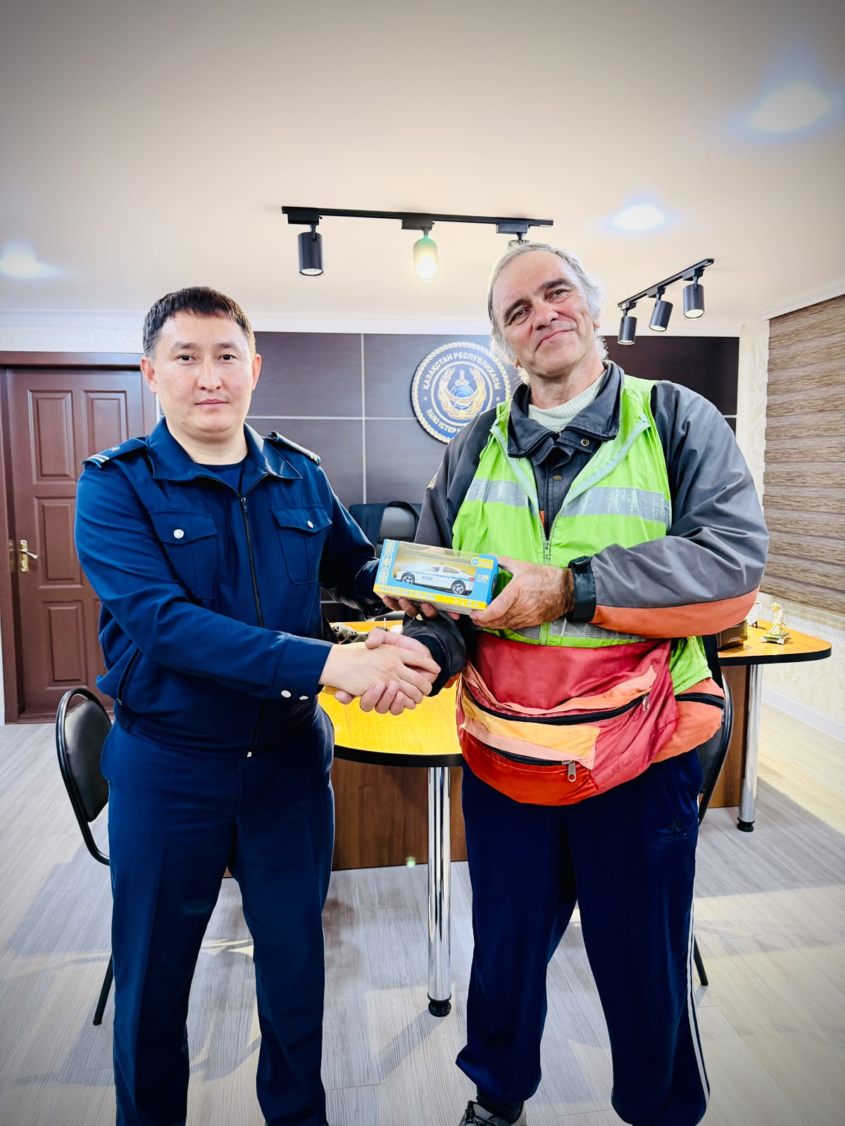 66-летний велопутешественник из Санкт-Петербурга поблагодарил полицейских Казахстана