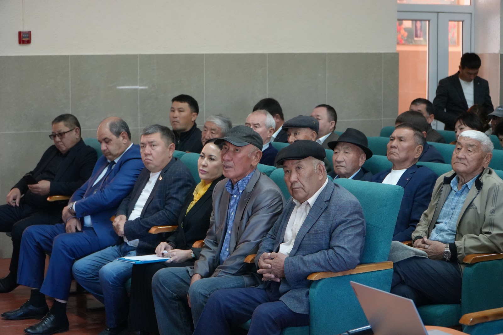 АКИМ РАЙОНА ВСТРЕТИЛСЯ С ЖИТЕЛЯМИ КЕНЕССКОГО И АНДАС БАТЫРСКОГО ОКРУГОВ