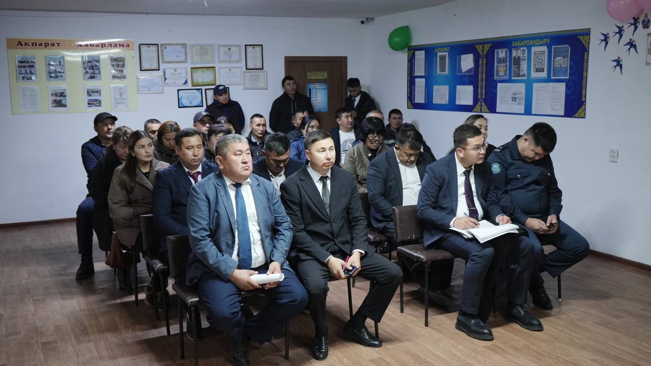 В селе Айнабулак состоялась отчетная встреча акима района с жителями.