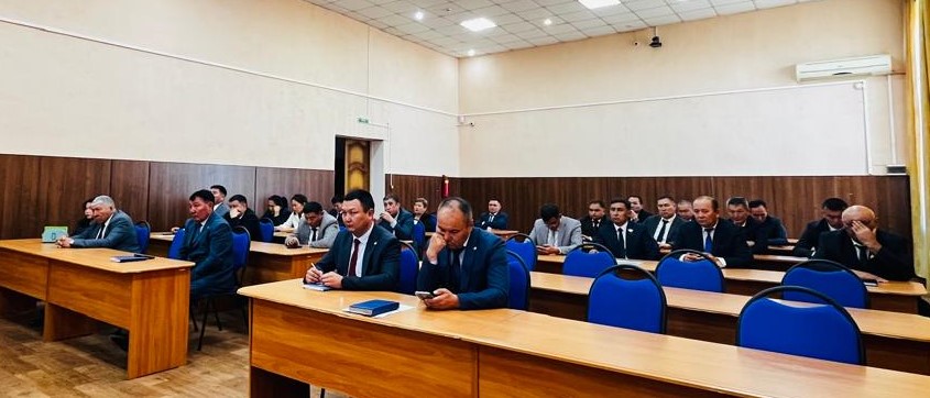 Этика нормалары, іскерлік дрес-код, атқарушылық тәртіп және қызметтік автокөліктерді пайдалану мәселелері бойынша семинар-кеңес өтті. Бүгін Көкпекті ауданының жергілікті атқарушы органдарының Әдеп жөніндегі уәкілі Г. М. Анкебаева Көкпекті ауданының аудан әкімінің орынбасары, аппарат басшысы, дербес бөлім басшылары, ауылдық округтар әкімдері және квазимемлекеттік басшыларының қатысуымен мемлекеттік қызметкерлер арасында қызметтік әдеп нормаларын сақтау, іскерлік дрес-код талаптарын орындау, еңбек және атқарушы тәртіпті нығайту, сондай-ақ қызметтік автокөліктерді тиімді әрі мақсатты пайдалану мәселелері бойынша семинар-кеңес өтті. Семинар-кеңес барысында қызметкерлердің қызметтік әдеп қағидаларын ұстануы, жұмыс орнында іскерлік киім үлгісін сақтау, еңбек тәртібіне жауапкершілікпен қарау және қызметтік автокөліктерді белгіленген талаптарға сәйкес пайдалану мәселелері талқыланды. Кездесу қорытындысы бойынша мемлекеттік қызметкерлерге белгіленген нормалар мен талаптарды қатаң сақтау, қызметтік міндеттерін жауапкершілікпен орындау және қызметтік мүлікке ұқыпты қарау қажеттігі қайталанып ескертілді.